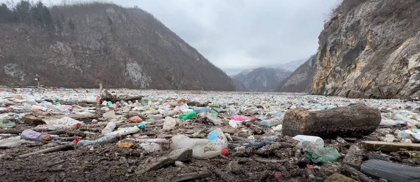 Drina Nehri’nde Çevresel Kriz: Çöp ve Plastiklerle Dolu Sular